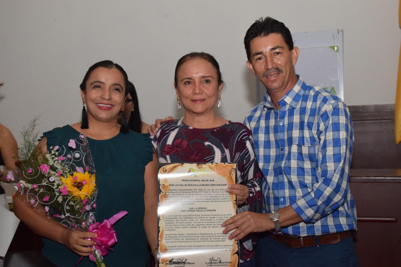 Ilba Johana Trujillo , la diputada Clara Vega y William González, presidente de la Asamblea Departamental.